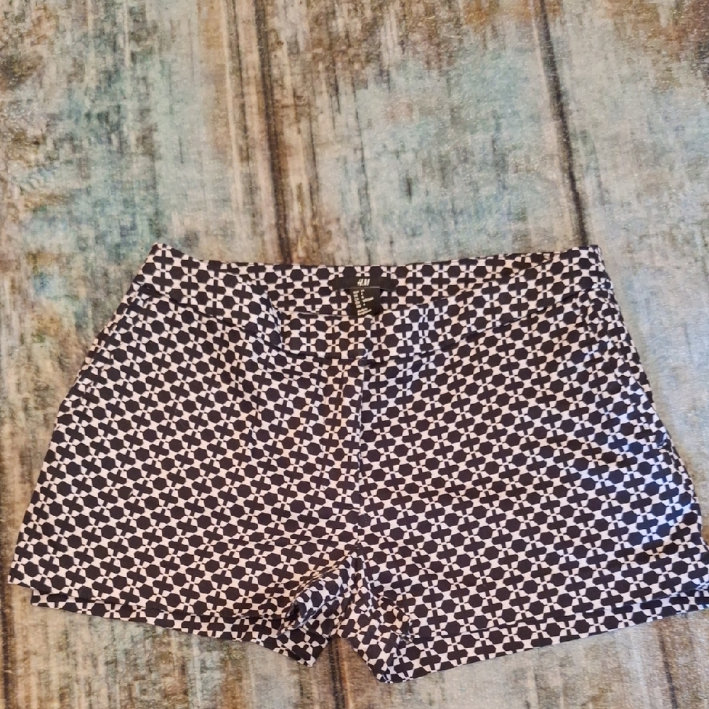 H&M Black and White Patterned High Waist Shorts. NWOT Size 4